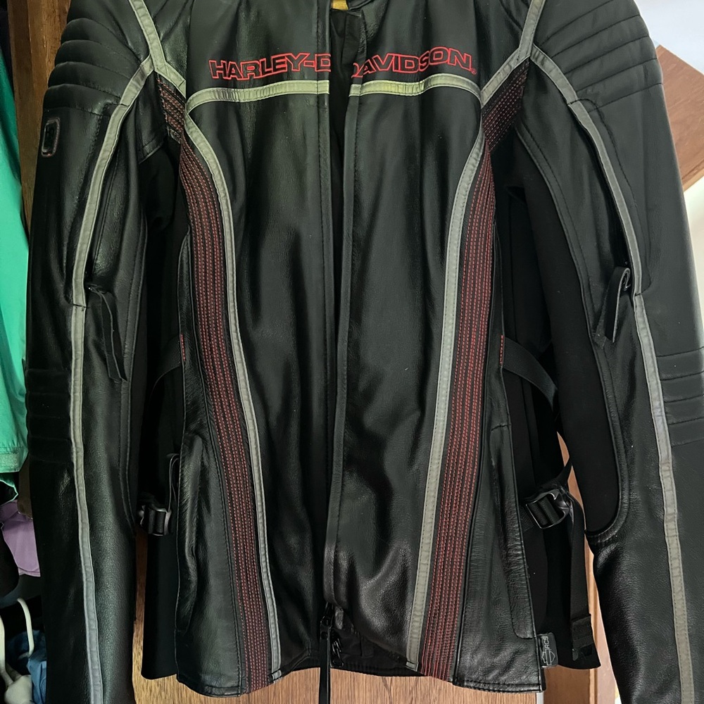 Leather Harley Davidson women’s jacket Barely worn black classic